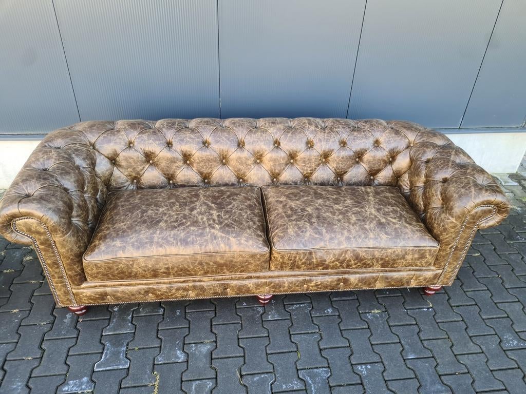 Nieuwe ruime Engelse Chesterfield bank + BEZORGING GRATIS, Chesterfield, Nieuw, Leer, Ophalen of Verzenden