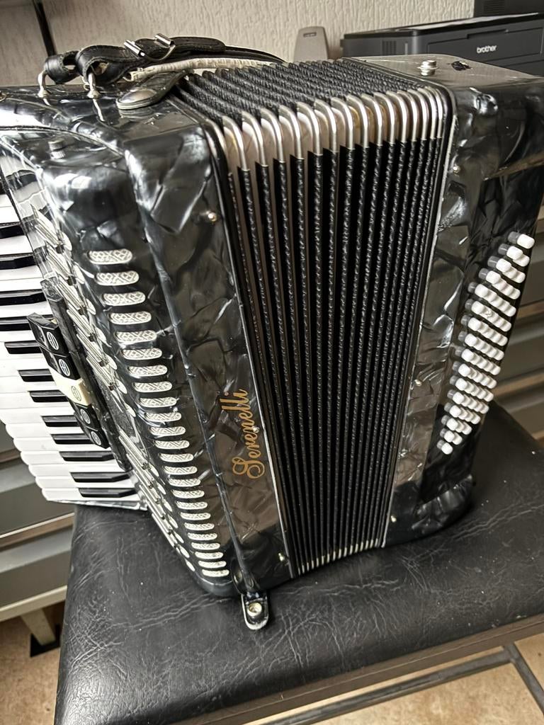 Serenelli accordeon, Gebruikt, Met riemen, Toetsaccordeon, 60-bas