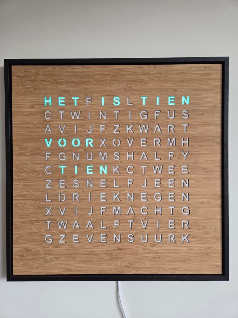 Woordklok 53x53cm met houten front en houten lijst, Huis en Inrichting, Woonaccessoires | Klokken, Ophalen of Verzenden, Nieuw