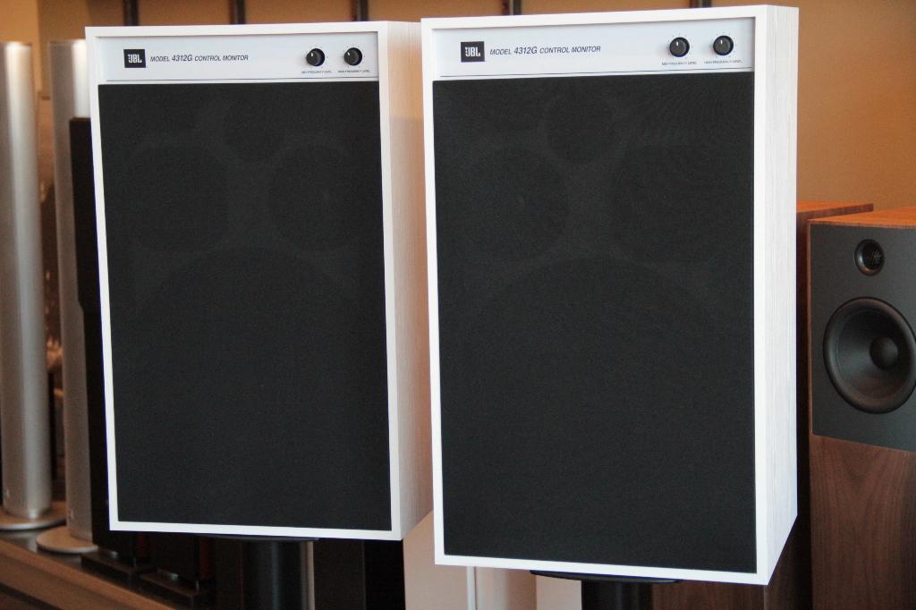 JBL 4312 G Ghost Series ( Limited Edition ) Control Monitors, Audio, Tv en Foto, Luidsprekers, Nieuw, Front, Rear of Stereo speakers
