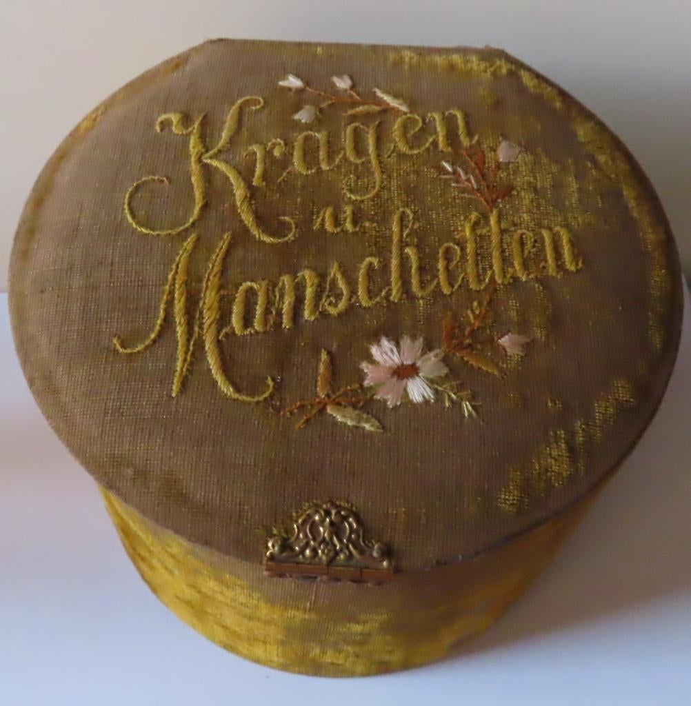 Uit in inboedel:Antieke opbergdoos Kragen en Manchetten,incl, Verzenden