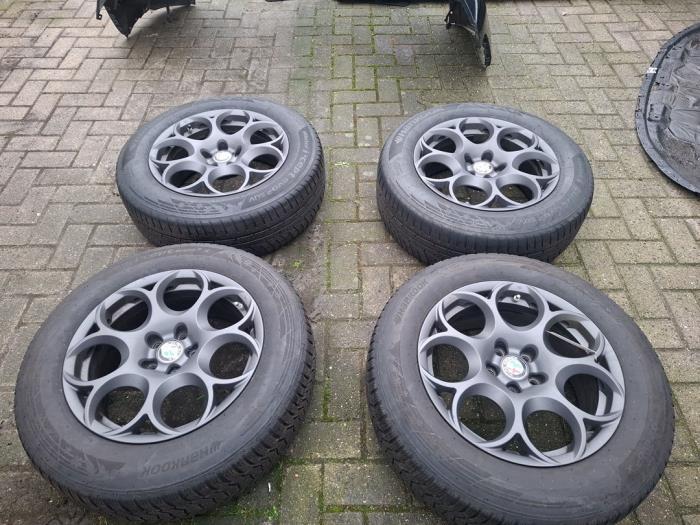 Sportvelgenset + winterbanden van een Alfa Romeo Stelvio, Auto-onderdelen, Banden en Velgen, Personenwagen, Gebruikt, 3 maanden garantie