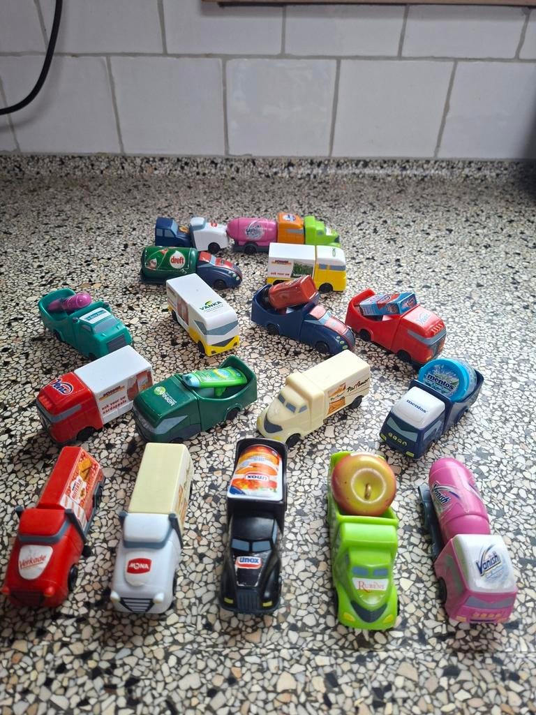 35 dlg magneet autootjes boodschappen trein supermarkt, Ophalen of Verzenden, Gebruikt