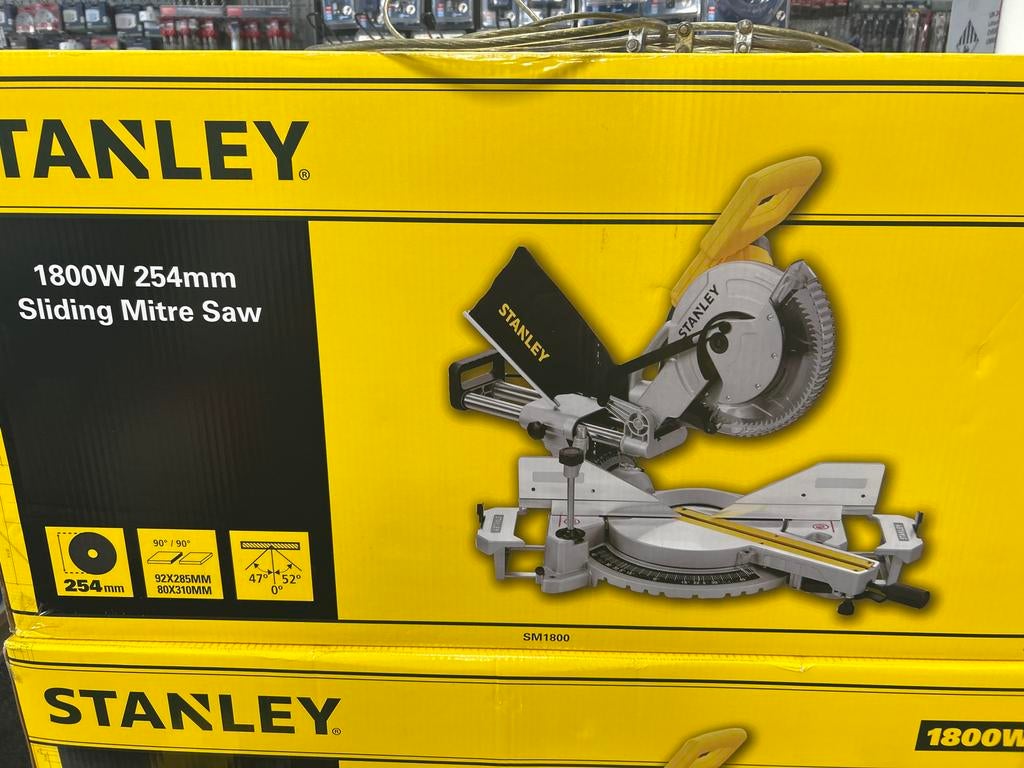 Stanley 1800W Afkortzaag - Nieuw! Plus bok, Ophalen, 70 mm of meer, Nieuw, Afkortzaag