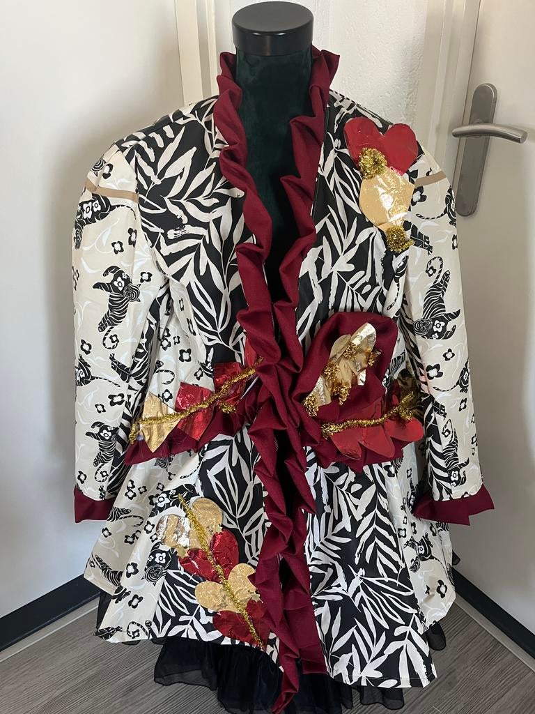 Zwart/beige/d rood nieuwe aparte Carnavalsjas maat L, Maat 38/40 (M), Carnaval, Nieuw, Ophalen of Verzenden