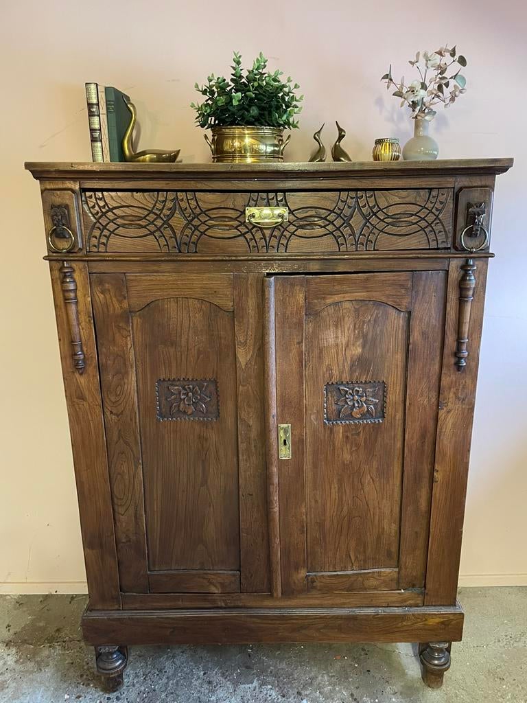 Oude vintage houten meidenkast met houtsnijwerk, Ophalen, Gebruikt
