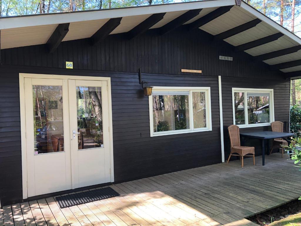 Te huur bos chalet 9 km van Maastricht, In bos, Internet, 2 slaapkamers, Recreatiepark