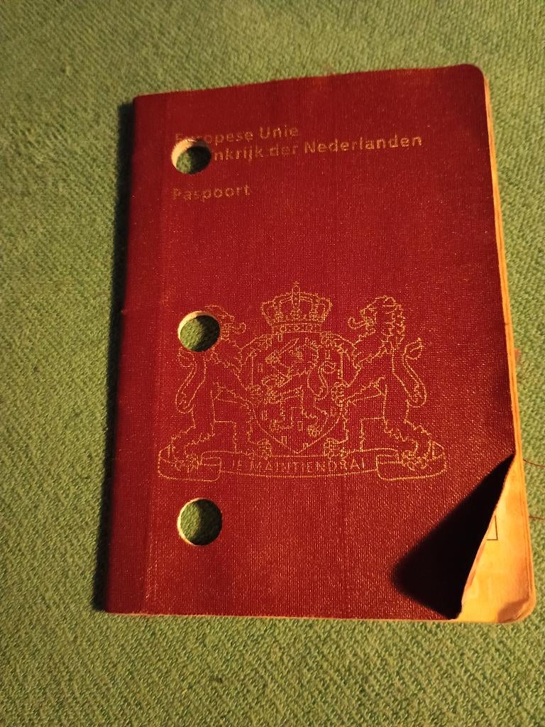Geperforeerd PASPOORT, Diversen, Ophalen of Verzenden, Gebruikt