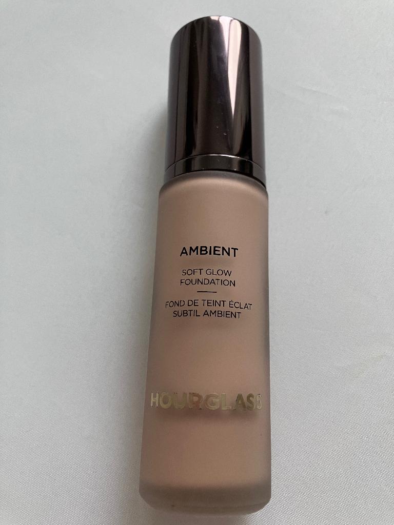 Hourglass ambient soft glow foundation 7.5, Beige, Nieuw, Make-up, Verzenden