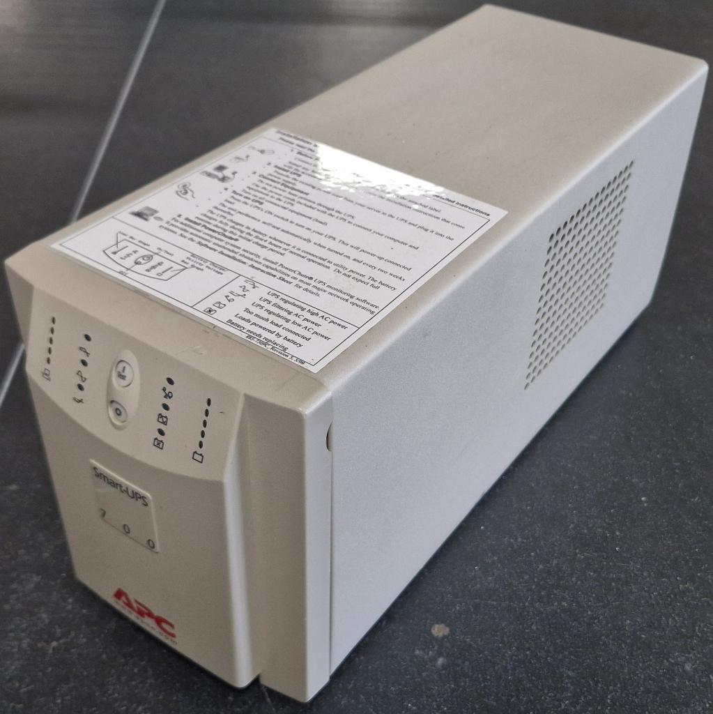 APC Smart-UPS 700 (Wit), Gebruikt, -, -, Ophalen of Verzenden
