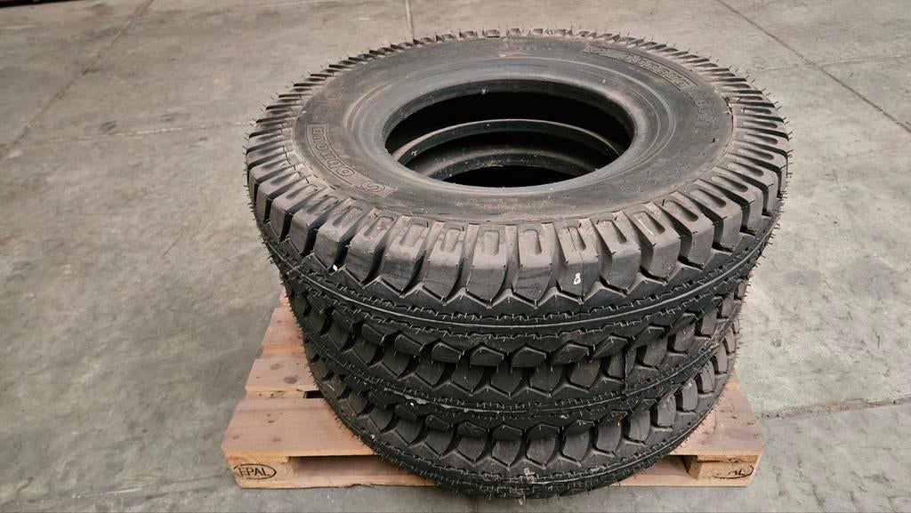 Truck banden 3 stuks nieuw, Ophalen