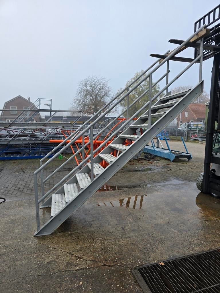 Stalen trap grijs. Hoog 2,35 mtr. Nog093, Ophalen, Zo goed als nieuw, 2 tot 4 meter