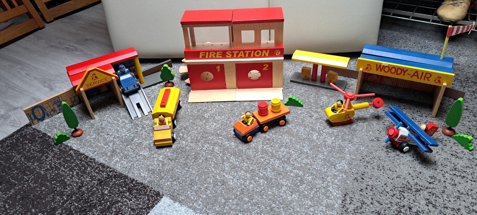 Houten speelset: Brandweerkazerne, garage, vliegveld en meer, Ophalen of Verzenden, Gebruikt, Bouwen