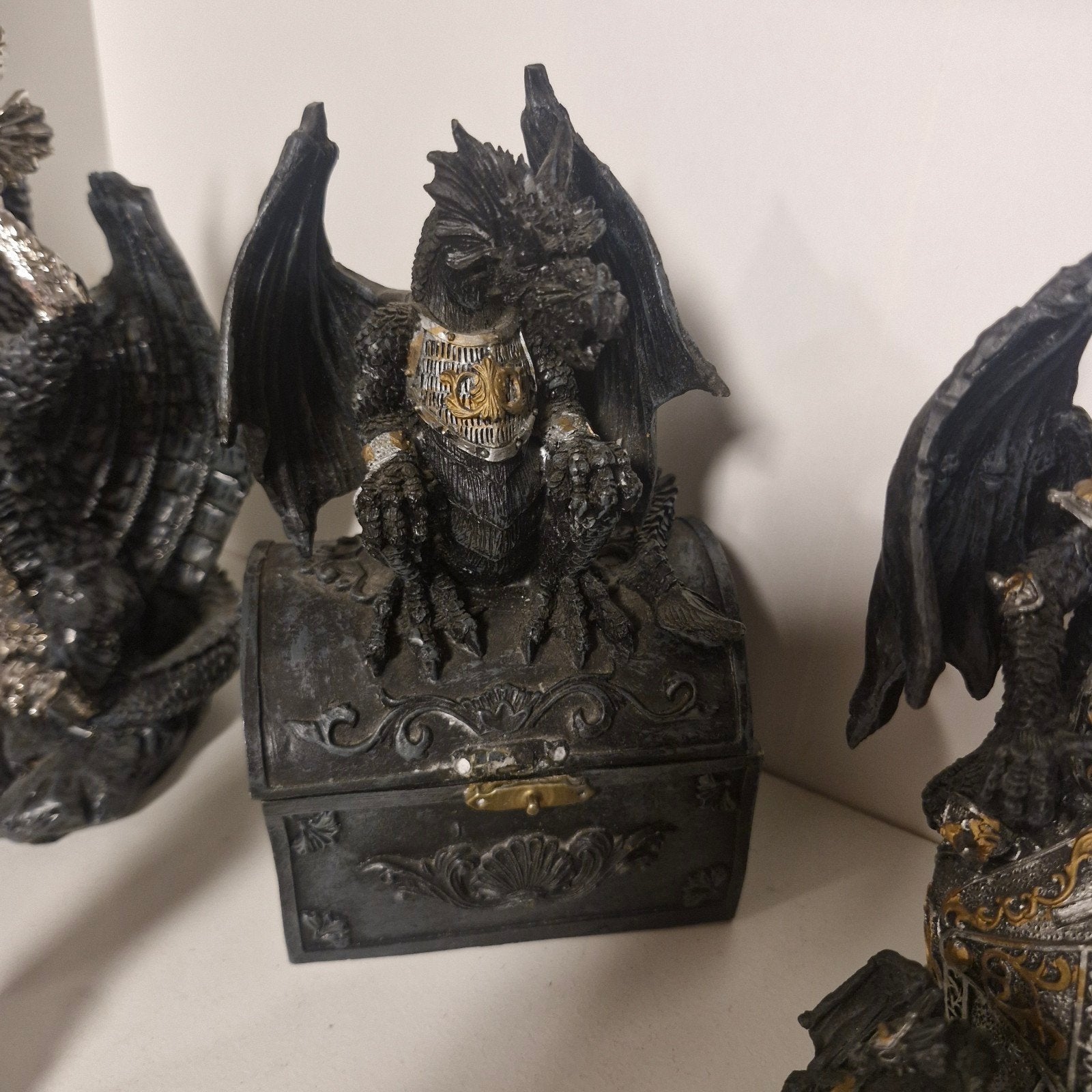Draak op schatkistje - Fantasy decoratie
