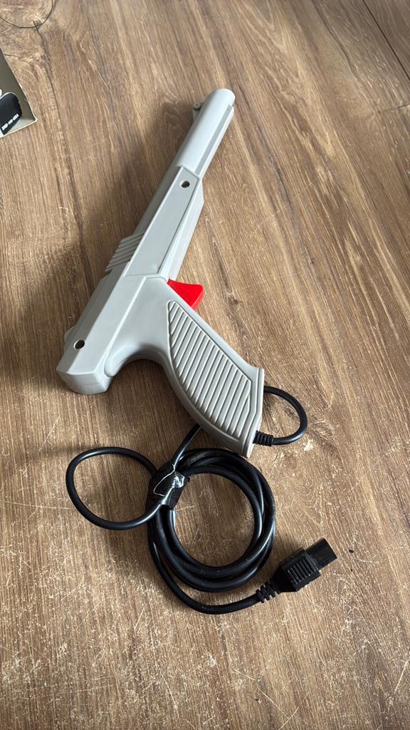 Nintendo NES Zapper Lichtpistool - Grijs, Ophalen of Verzenden, Gebruikt, NES, Pistool