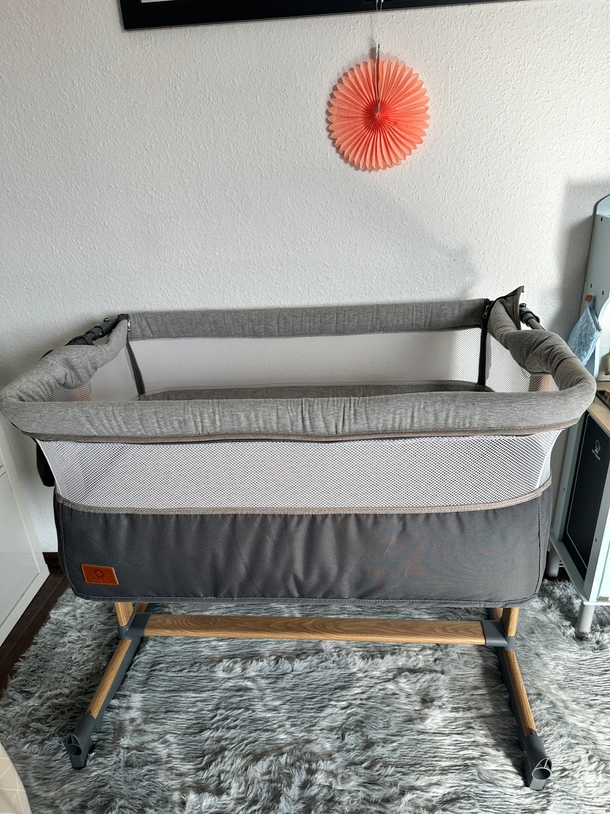 Lionelo babybedje/co-sleeper - Grijs met houtlook, Kinderen en Baby's, Babywiegjes en Ledikanten, Ophalen, Zo goed als nieuw, Wieg