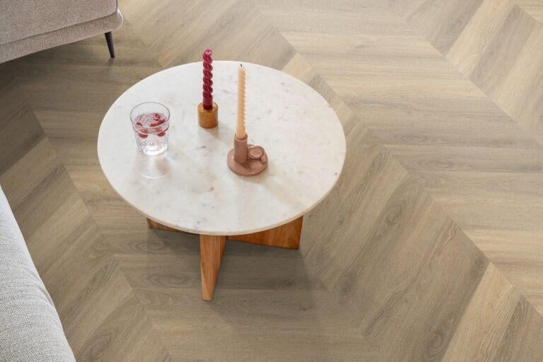 YUP Paddington Chevron dryback beige l €19,90, Parket, PVC DRYBACK HONGAARSE PUNT, Crème, 75 m² of meer
