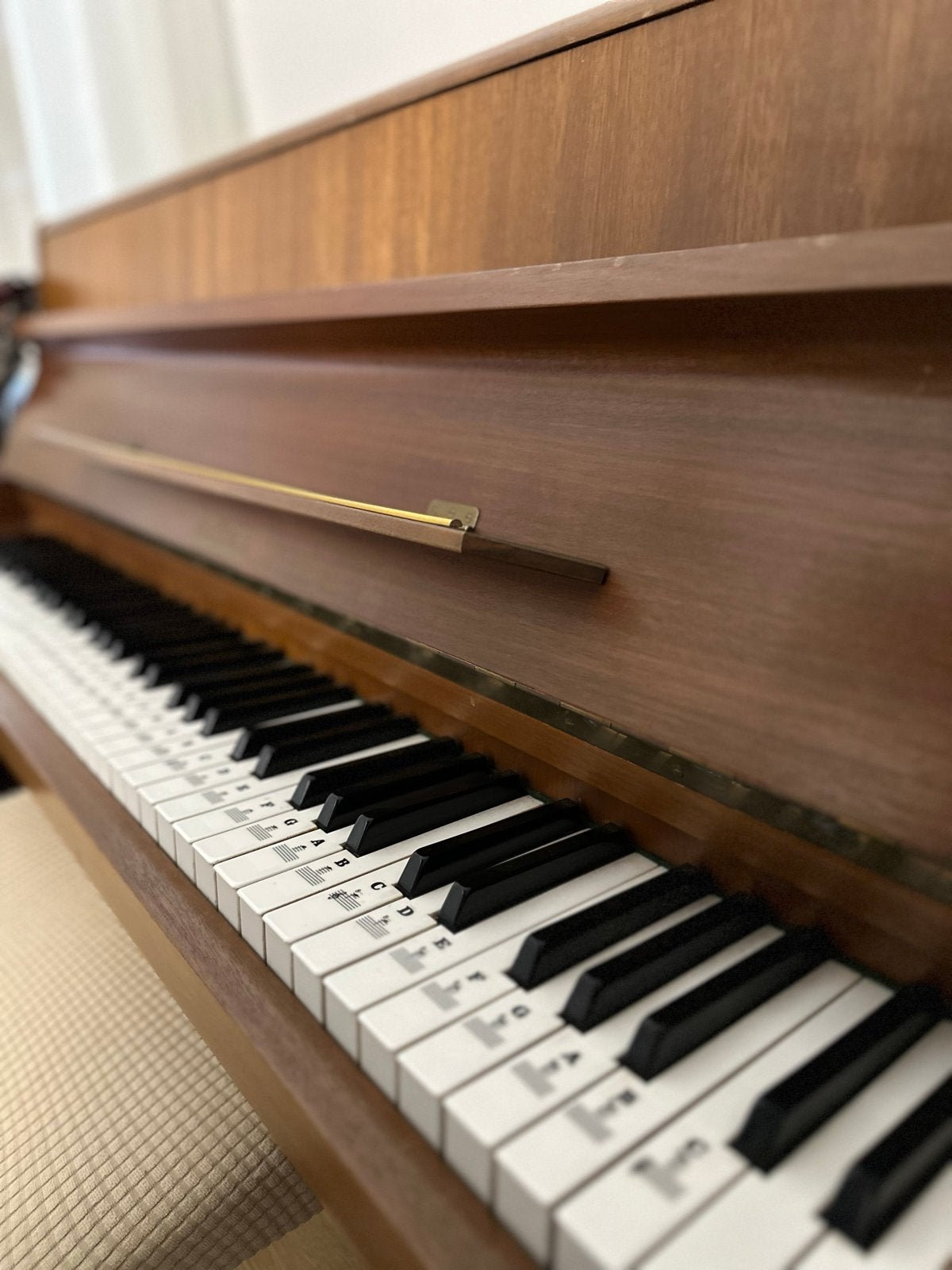 Mooie houten piano, ideaal voor beginners, Verzenden, Gebruikt, Bruin, Piano