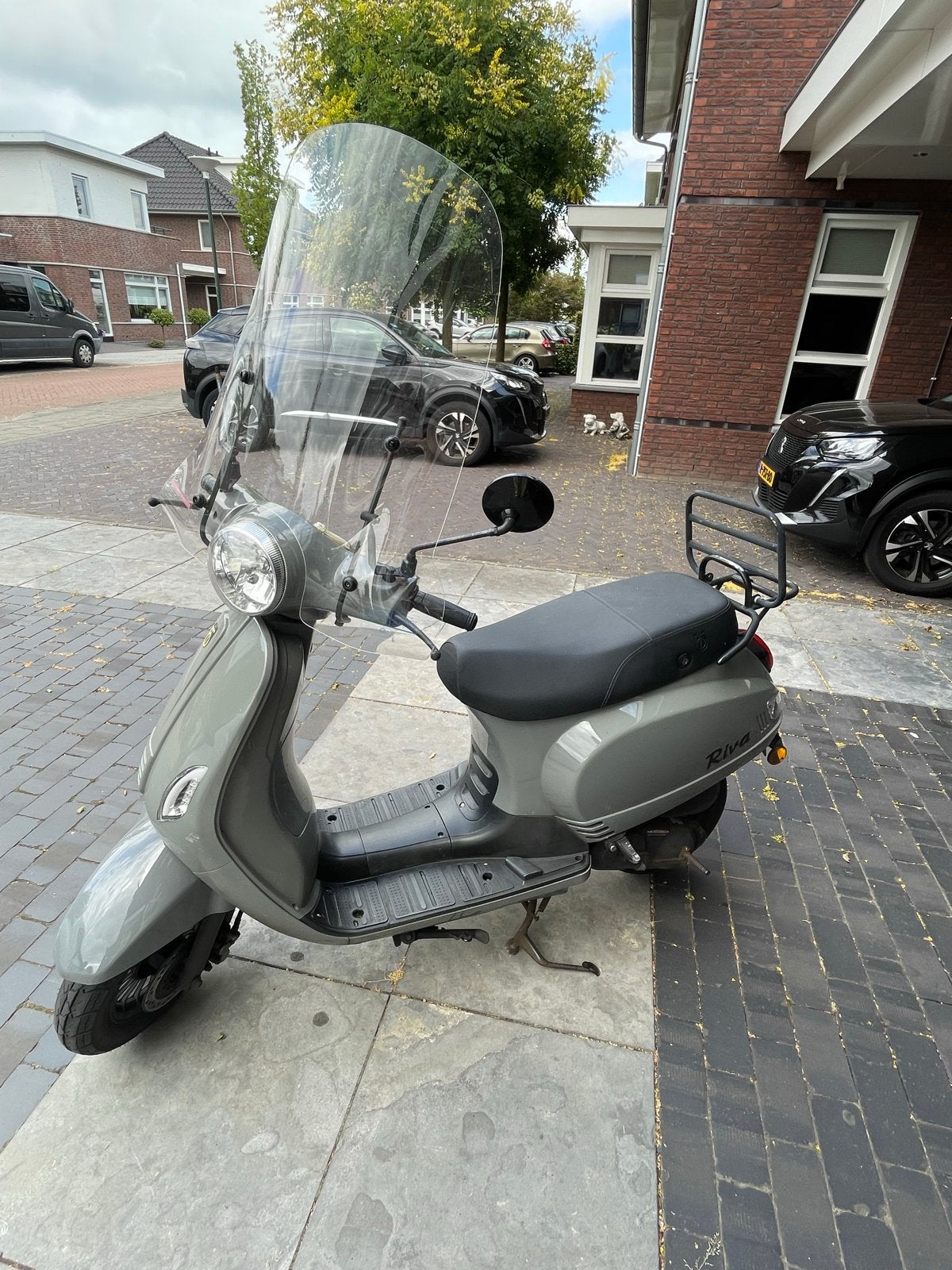 grijze scooter- riva 2020, Fietsen en Brommers, Snorfietsen en Snorscooters, Ophalen, Gebruikt, Benzine, Overige merken