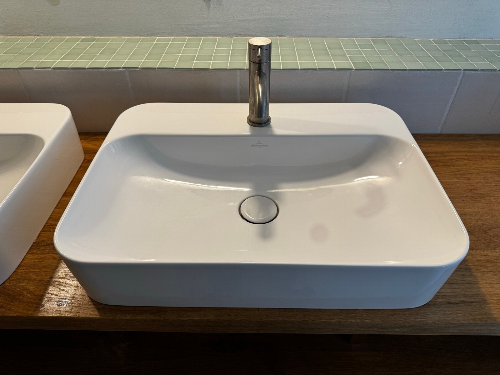 2x Villeroy & Boch waskom met opbouw kraan (2023-2024), Ophalen, Zo goed als nieuw, Wastafel