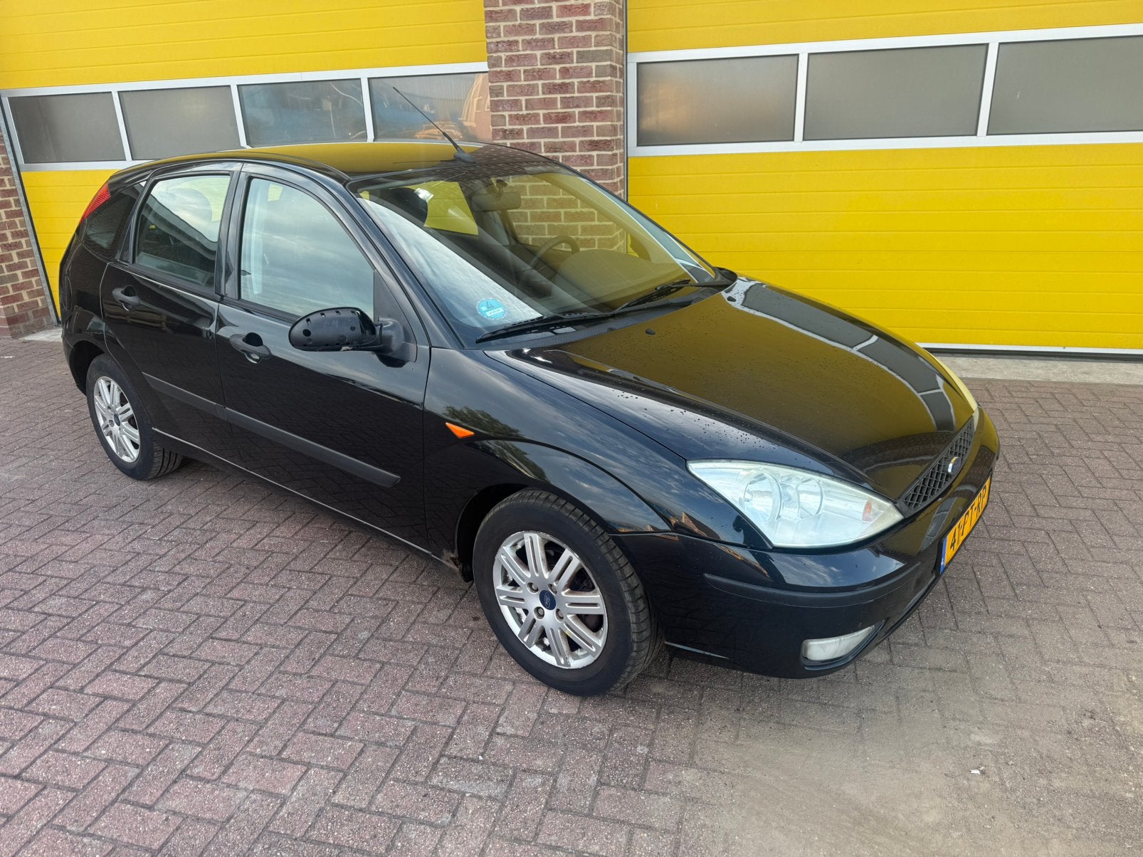 Ford Focus 1.6 I Ghia 2004 Zwart, 1596 cc, 15 km/l, Zwart, 4 cilinders