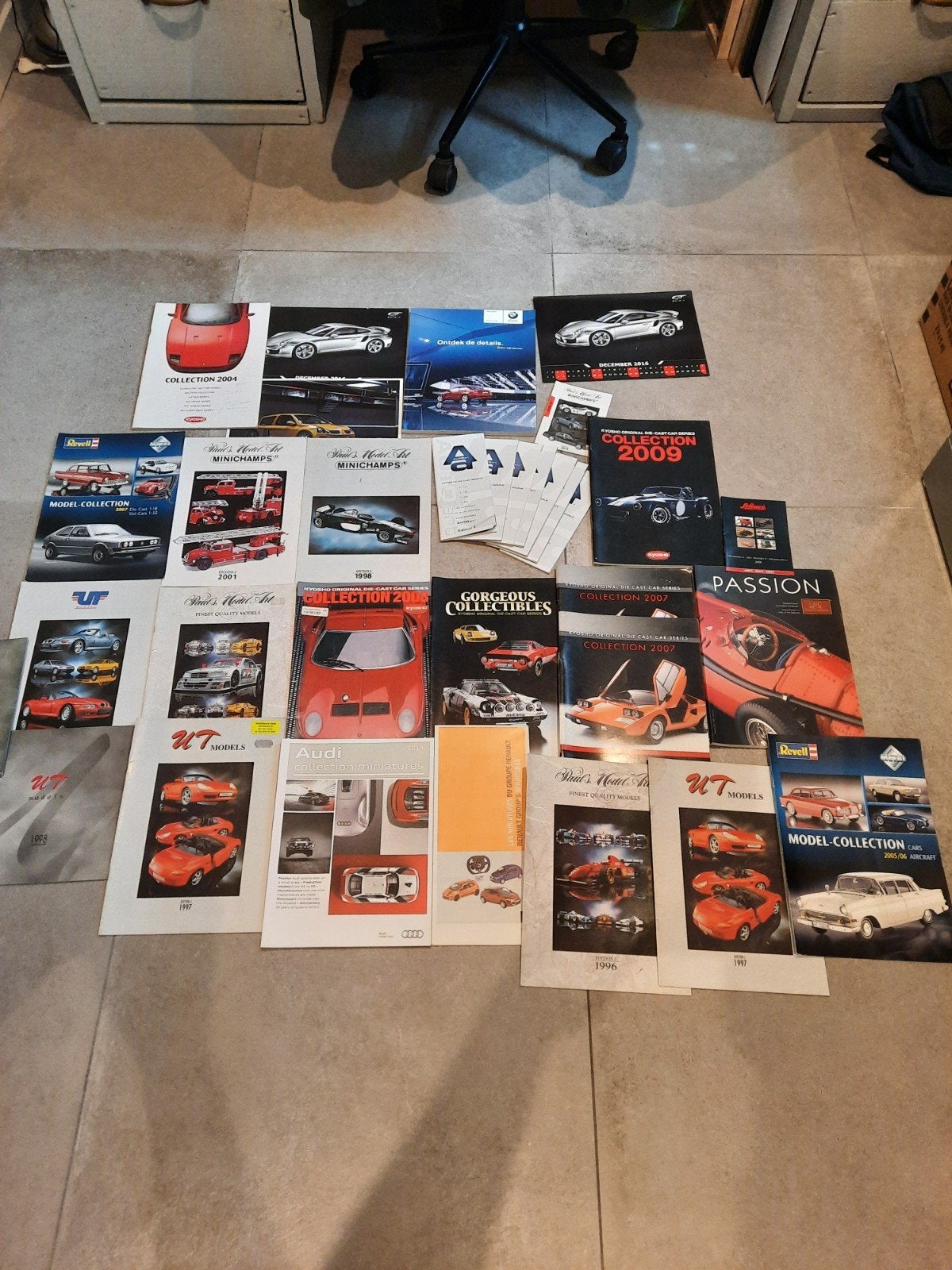 Partij modelauto brochures Ut models Kyosho Autoart, Ophalen of Verzenden, Kyosho