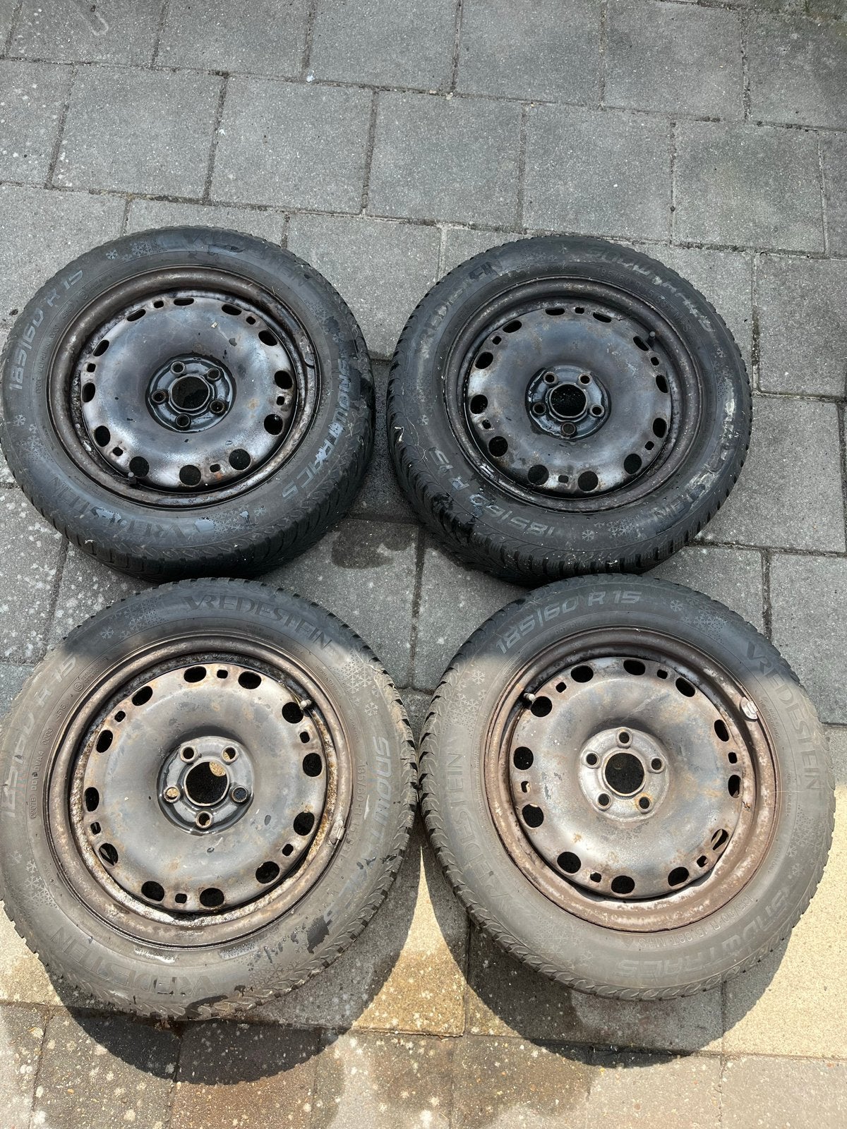 4 Vredestein winterbanden 185/60 R15 met velg en wieldoppen, Ophalen, Gebruikt