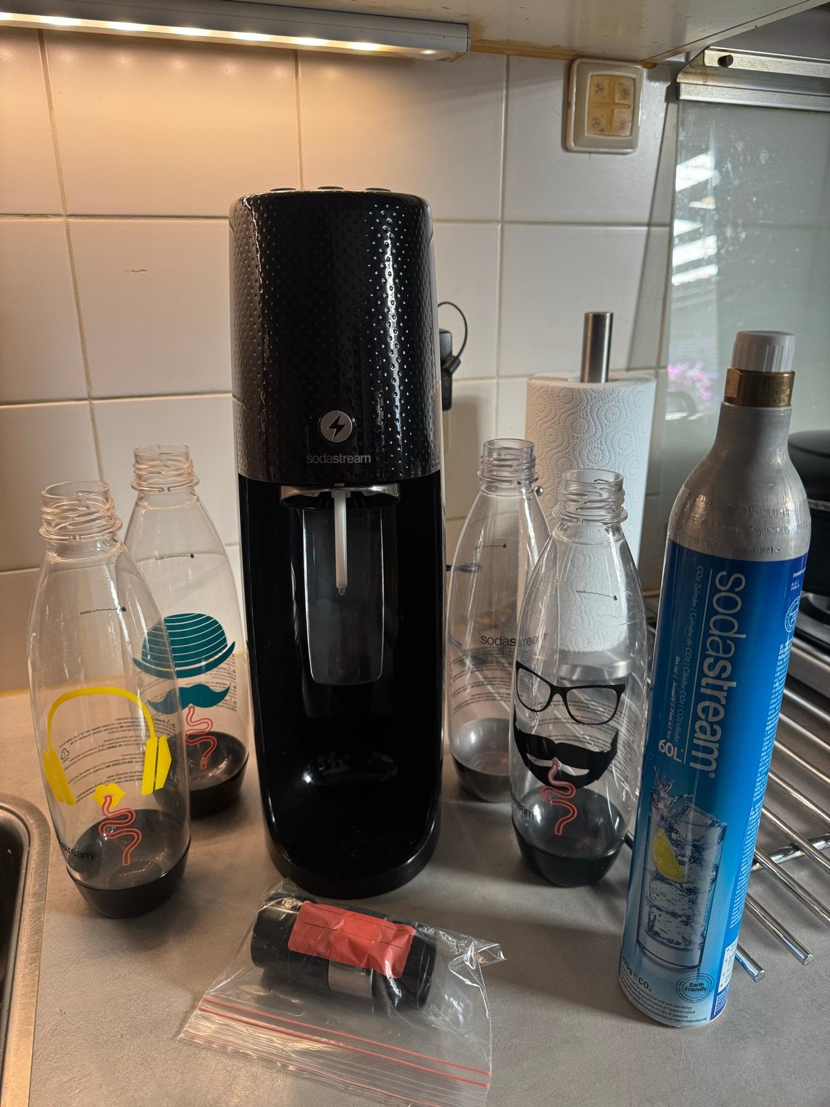 Elektrische Sodastream One Touch met 4 flessen, Ophalen of Verzenden, Zo goed als nieuw, Zwart