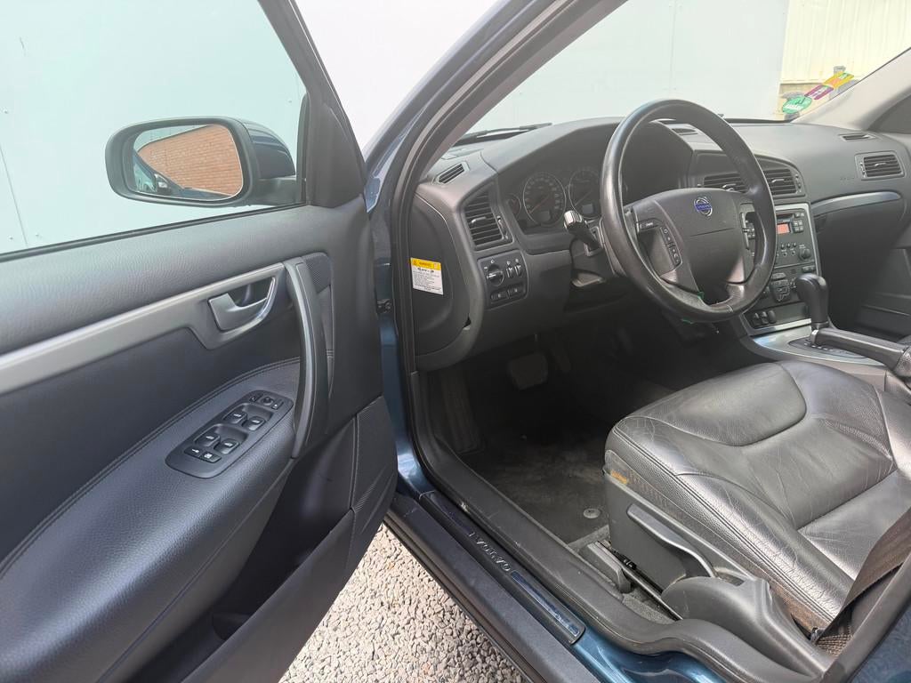 Volvo V70 2.4 Momentum | 2005 | Automaat | Trekhaak | Dealer, Met garantie (alle), Blauw, Stoelverwarming, 2435 cc