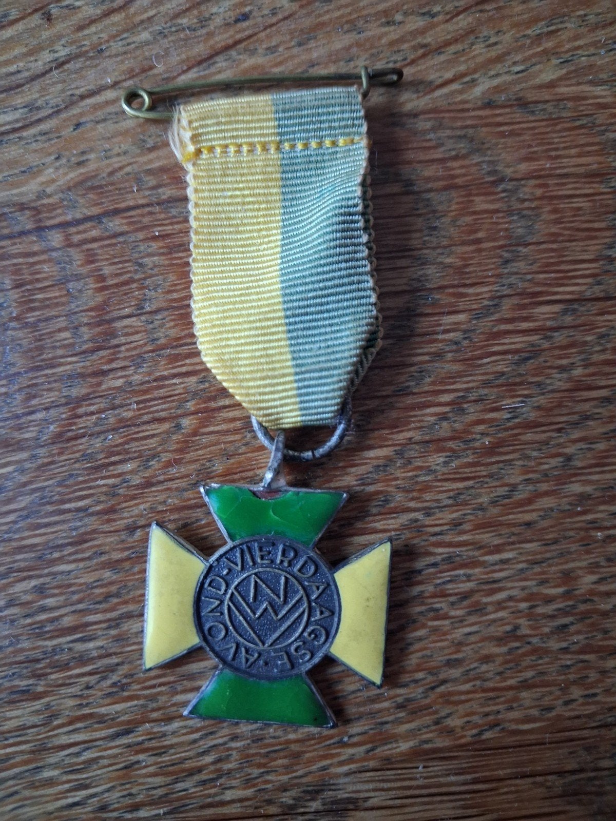 Nijmeegse Vierdaagse wandelvierdaagse emaille medaille 1950, Ophalen of Verzenden, Overige materialen