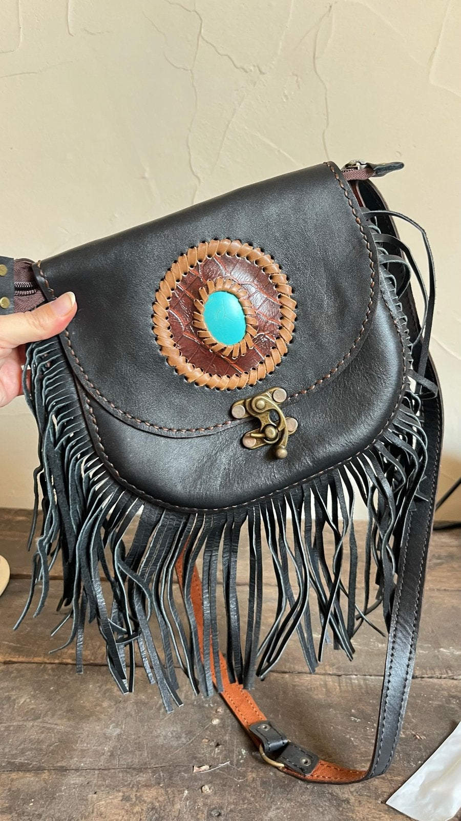 Zwarte leren schoudertas met franjes en turquoise detail, Verzenden, Gebruikt, Zwart, Schoudertasje