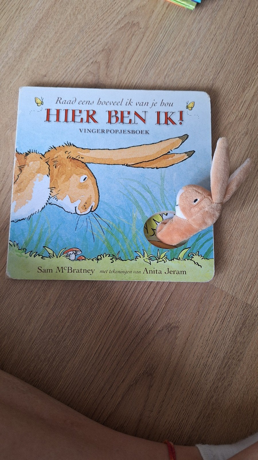 Raad eens hoeveel ik van je hou - Vingerpopjesboek, Ophalen of Verzenden, Zo goed als nieuw, Uitklap-, Voel- of Ontdekboek
