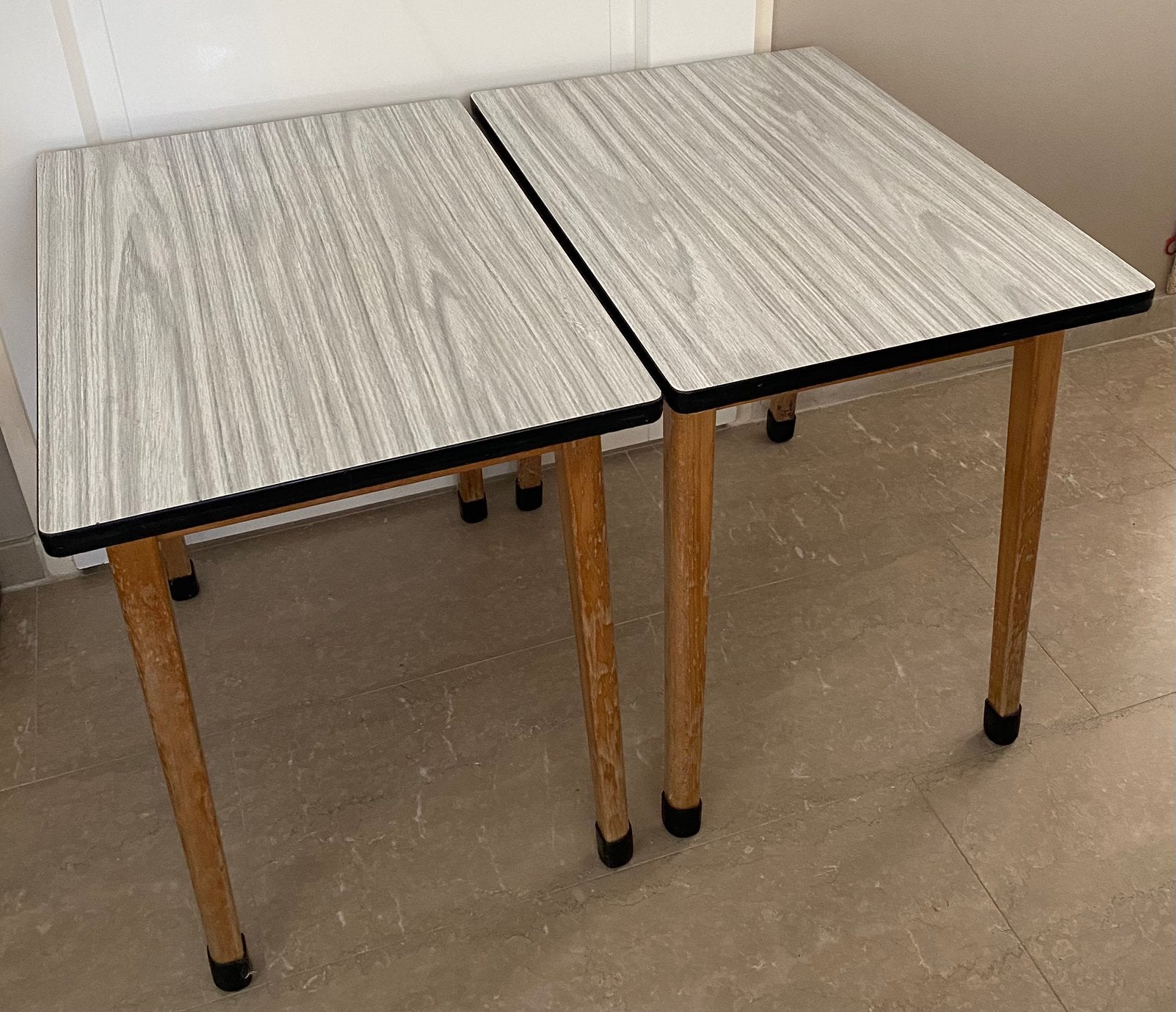 Set van 2 identieke Formica tafels 40x60 retro ‘50 ‘60, Ophalen, Zo goed als nieuw, 75 cm of meer, 60 cm of meer