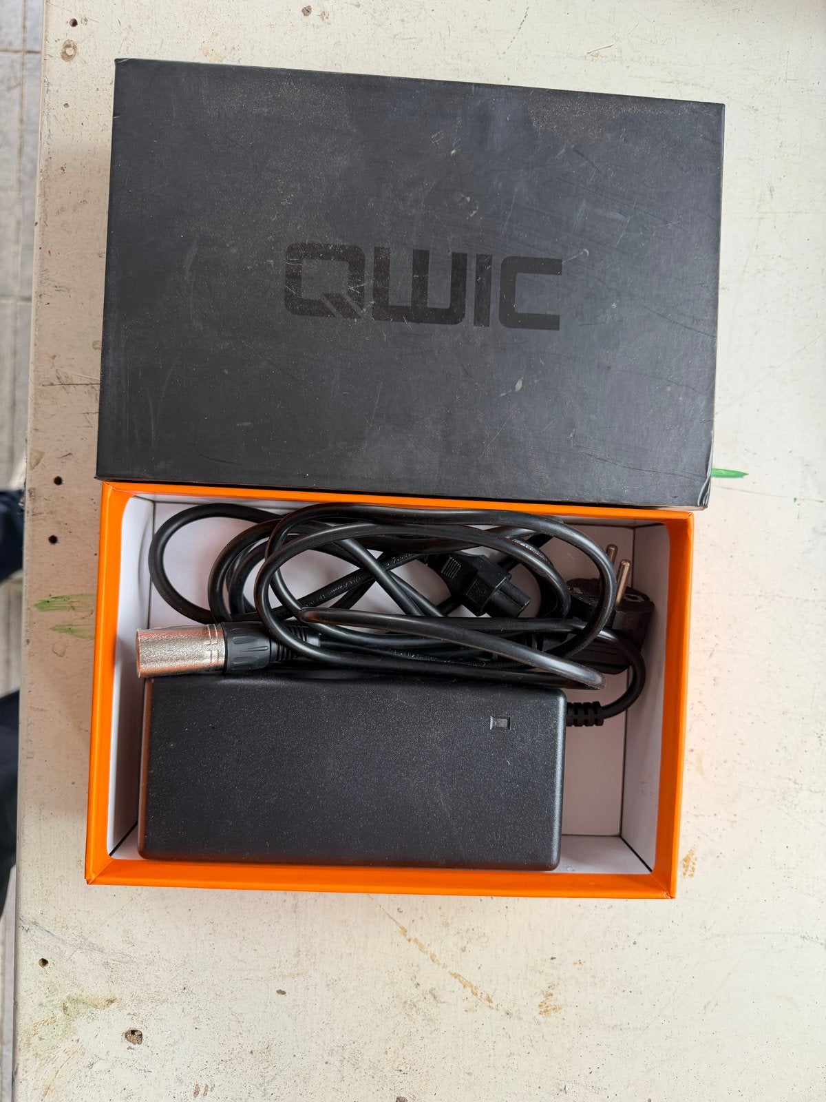 Nieuwe QWIC fietslader 42V 2A (SANS SSLCO84V42M), Fietsen en Brommers, Fietsaccessoires | Fietsaccu's, Ophalen of Verzenden, Nieuw