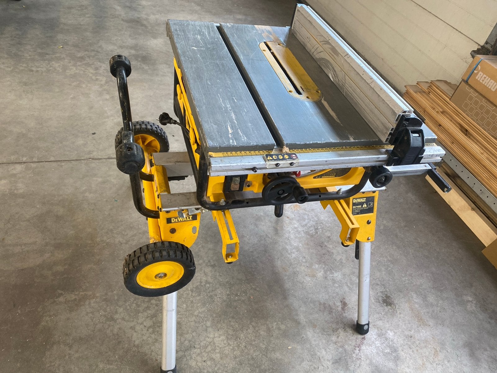 DeWalt tafelzaag met onderstel en extra zaagbladen, Ophalen, Gebruikt, Cirkelzaag, 70 mm of meer