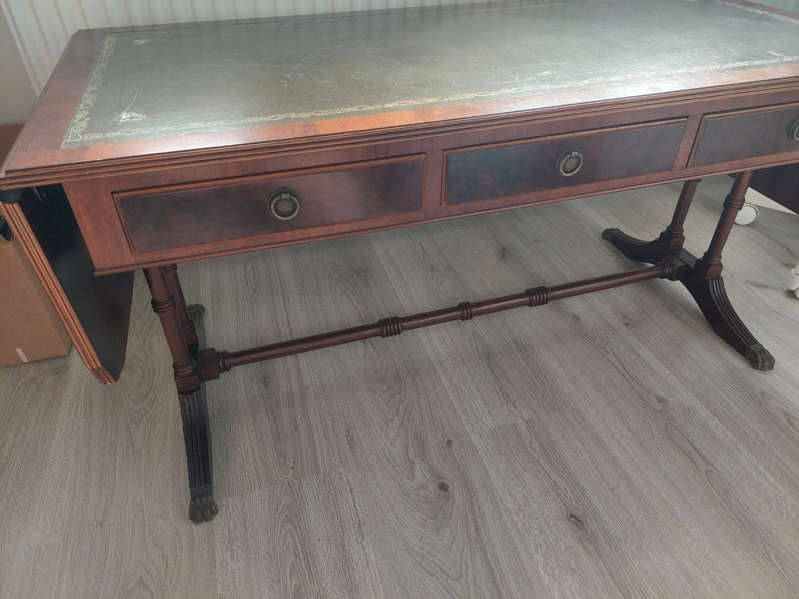 Antieken hangoor sidetable met 3 lades en ingelegd blad, Ophalen, Gebruikt, Kersenhout, 150 tot 200 cm