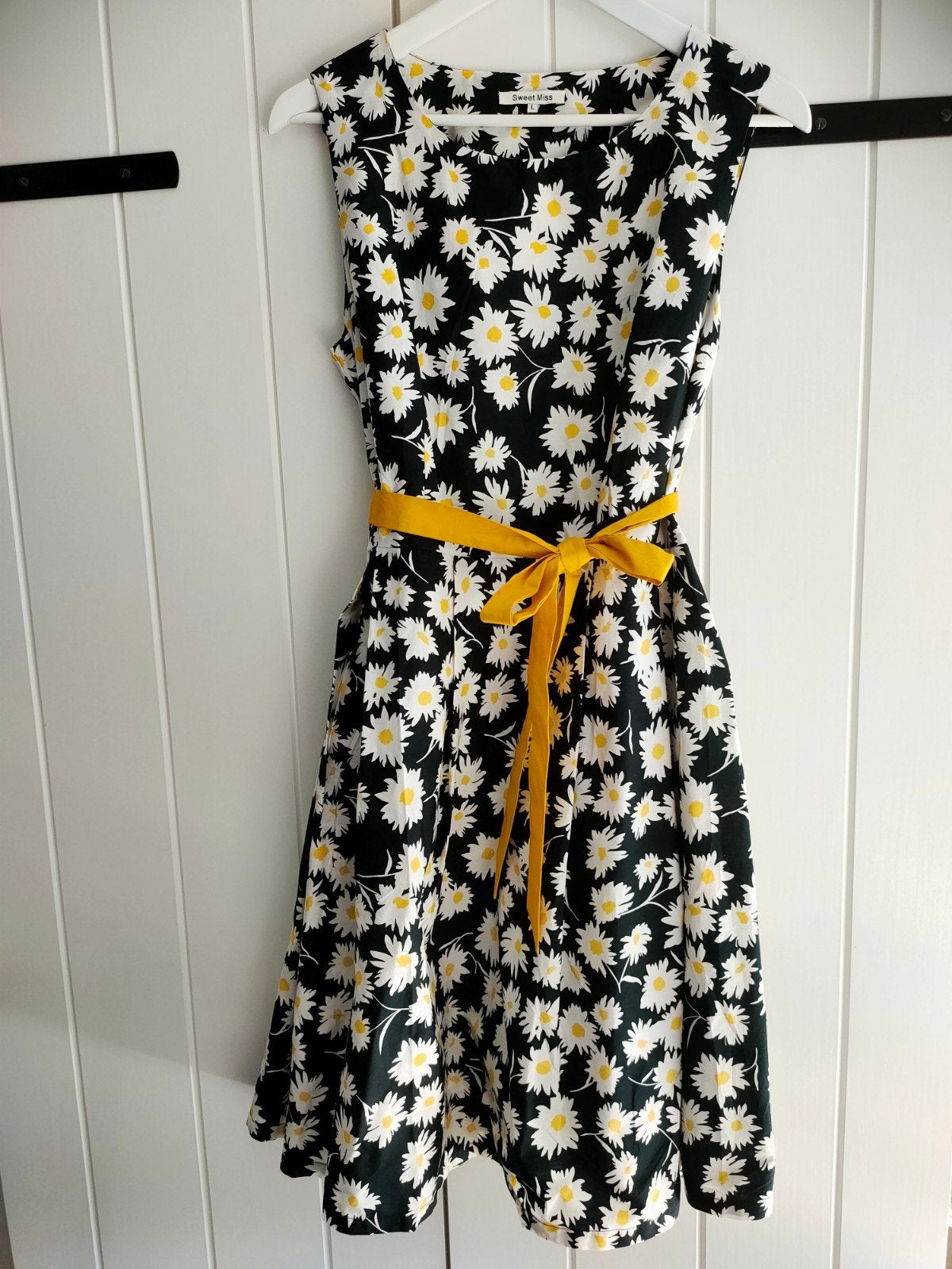 Nieuw Swing dress van Sweet Miss, maat L zwart geel, Ophalen, Nieuw, Geel, Onder de knie