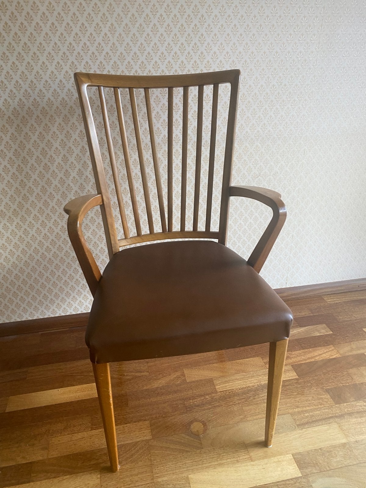 Vintage notenhouten stoel met bruin lederen zitting, Antiek en Kunst, Ophalen of Verzenden