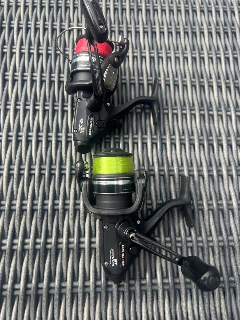 2 Shimano Baitrunner molens ST2500FB en ST4000FB, Ophalen of Verzenden, Zo goed als nieuw, Molen