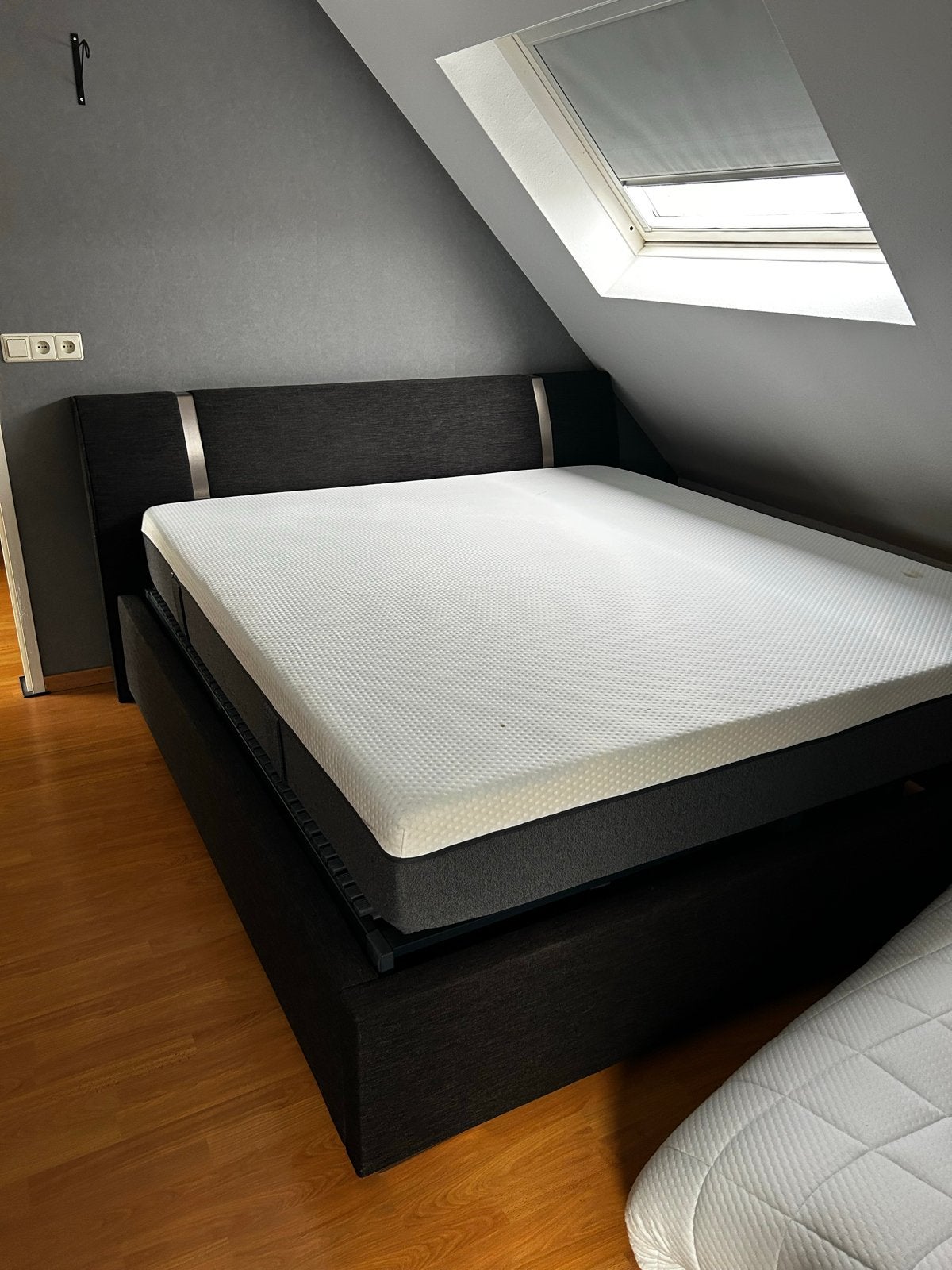 Tweepersoonsbed 180x200 met matras, lattenbodem en nachtkast, Ophalen, Gebruikt, Zwart, Tweepersoons