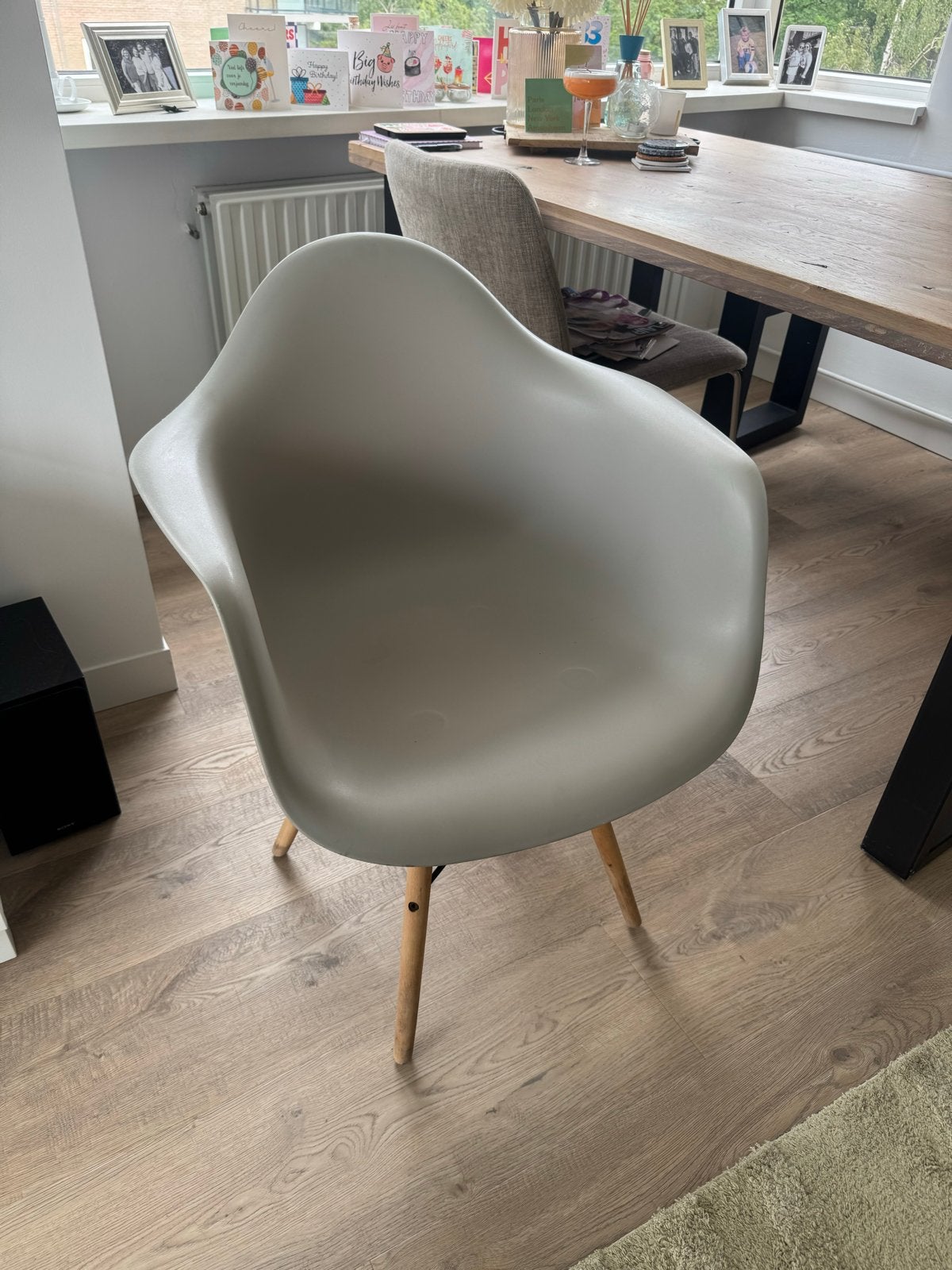 2 grijze design stoelen met houten poten, Ophalen, Kunststof, Gebruikt, Twee