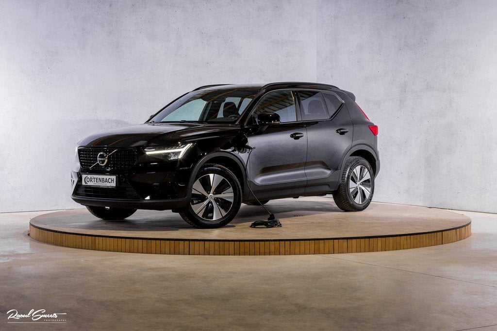 Volvo XC40 1.5 T4 Plug-in hybrid Plus Dark | Zwenkbare trekh, Auto's, Volvo, 12 maanden, Zwart, Zwart, Hybride Elektrisch/Benzine
