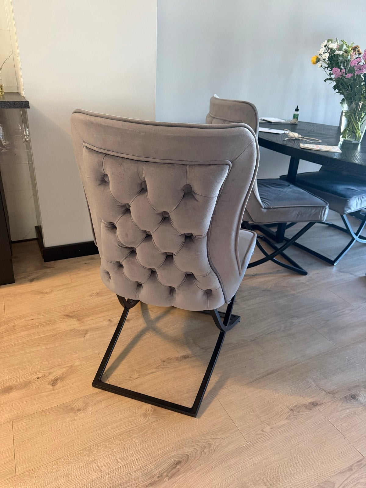 4x Luxe Grijze Eetkamerstoelen - Zo Goed als Nieuw, Huis en Inrichting, Ophalen, Zo goed als nieuw, Vier, Stof