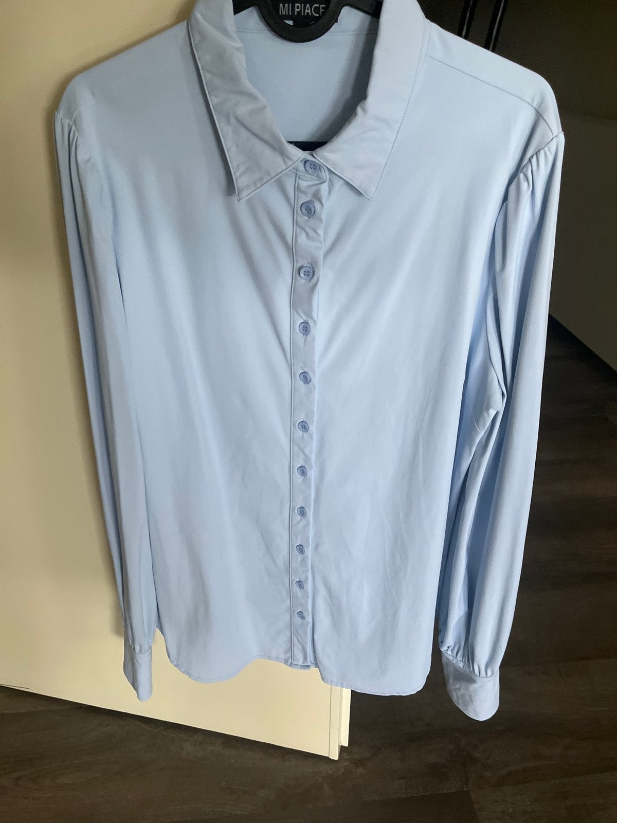 Nieuwe Mi Piace blouse XL travelstof babyblauw, Ophalen of Verzenden, Nieuw, Maat 42/44 (L), Blauw