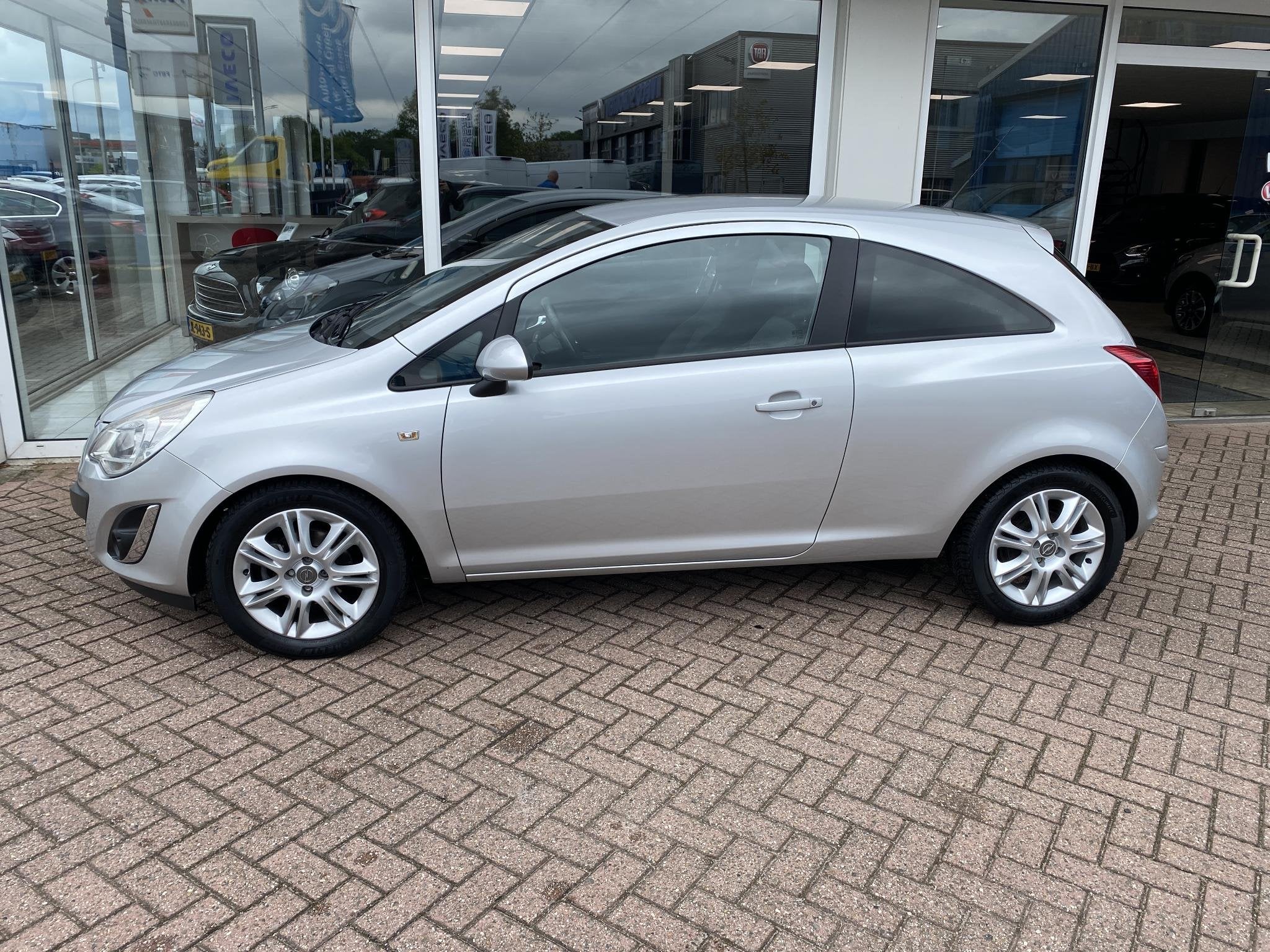 Opel Corsa 1.4-16V Cosmo Stoel- & stuurwielverwarming, parke, Voorwielaandrijving, Euro 5, Automatische klimaatregeling, Origineel Nederlands