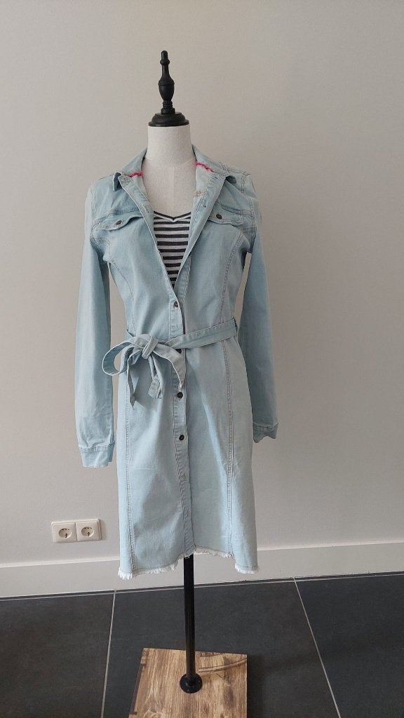 Stoere spijkerjurk met strikceintuur lichtblauw - Object - S, Kleding | Dames, Jurken, Blauw, Object, Ophalen of Verzenden, Knielengte