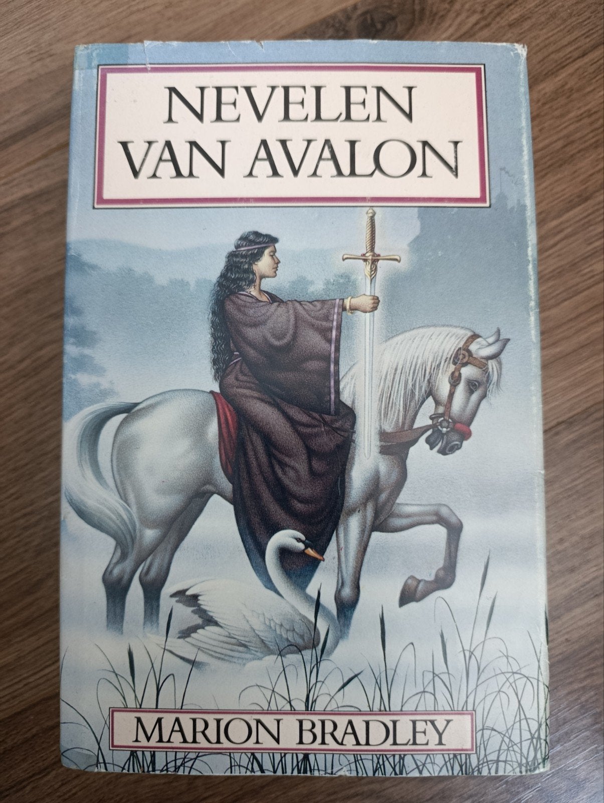 Nevelen van Avalon - Marion Bradley (Fantasy Boek), Ophalen of Verzenden, Gelezen, Marion Bradley
