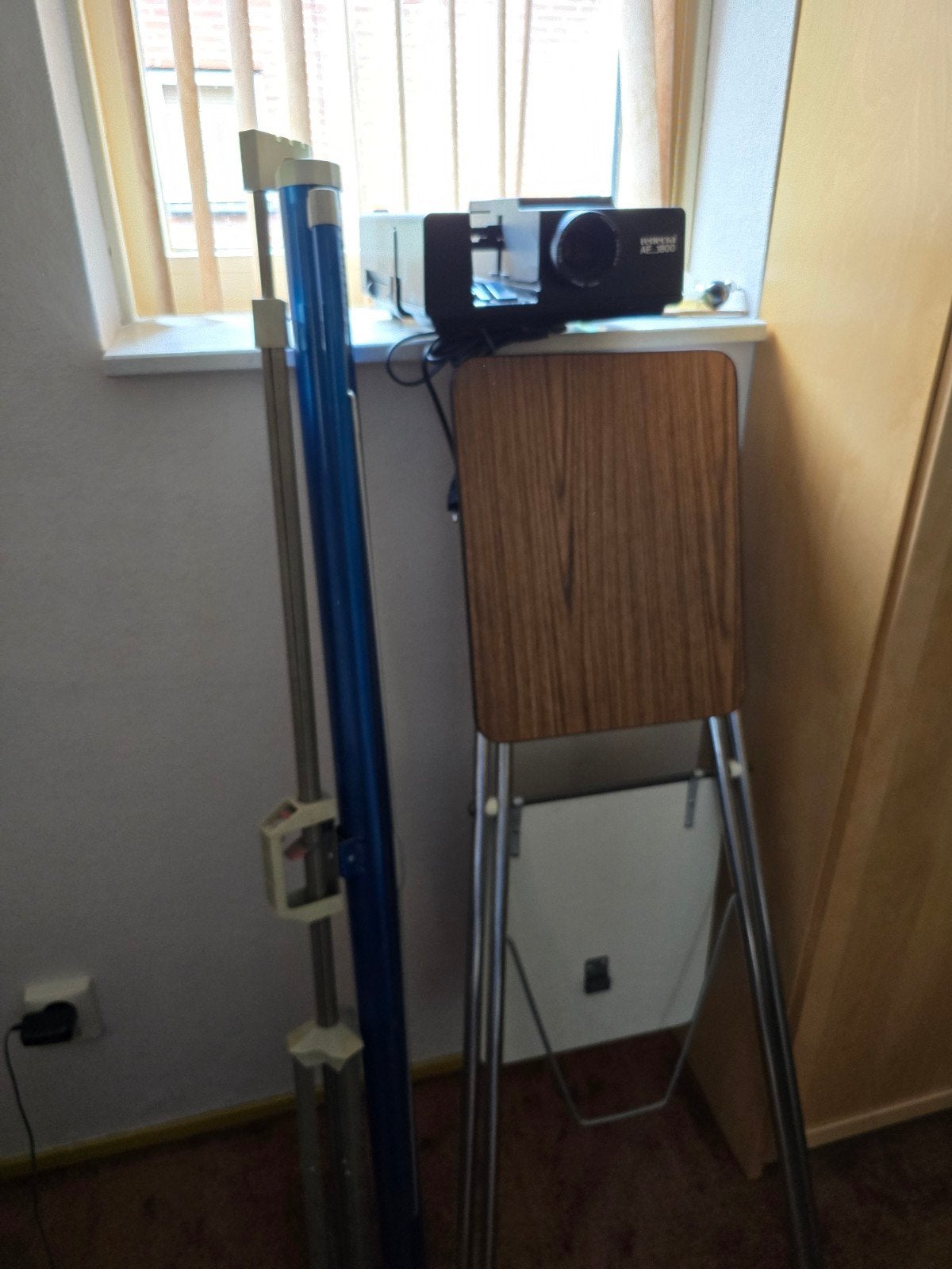 Reflecta AF 1800 Diaprojector met scherm en tafel, Ophalen, Gebruikt, Met scherm