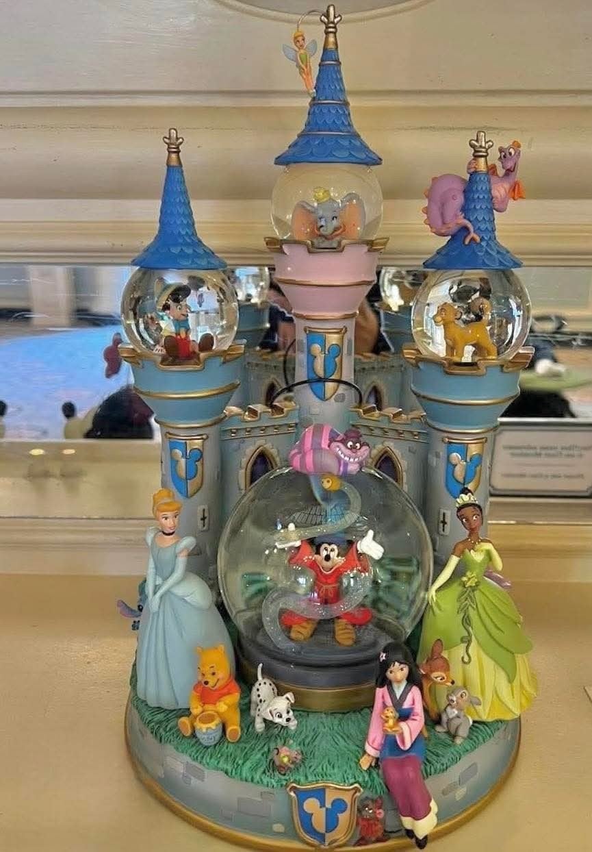 Disneyland Parijs beeld snowglobe met Disney figuren, Ophalen of Verzenden, Mickey Mouse, Nieuw, Beeldje of Figuurtje