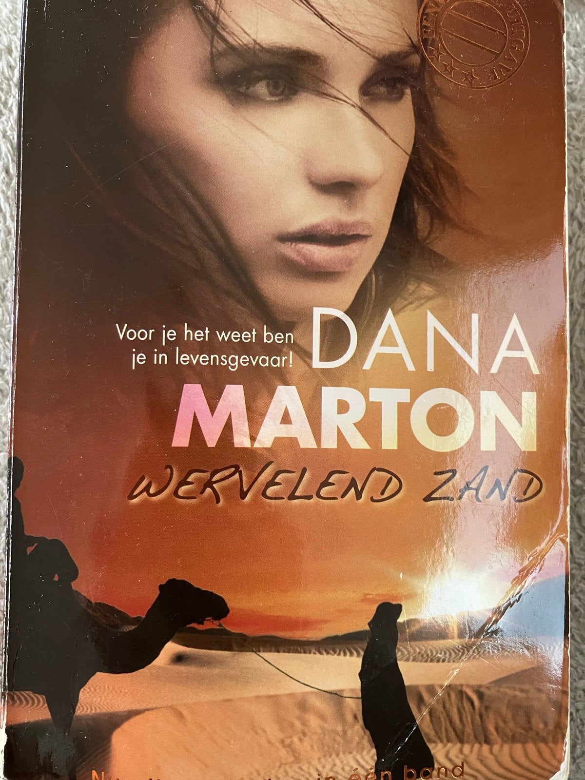 Wervelend Zand - Dana Marton (Roman), Boeken, Ophalen of Verzenden, Gelezen, Europa overig